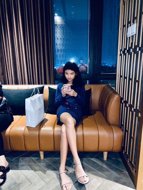 Con gái Trương Ngọc Ánh được khen sở hữu đôi chân dài nổi bật ở tuổi 11. 