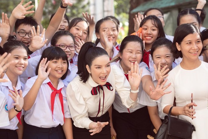 Lý Nhã Kỳ về trường cũ, tài trợ 500 triệu đồng học bổng, tặng 10 máy vi tính cho trường THCS Nguyễn An Ninh.