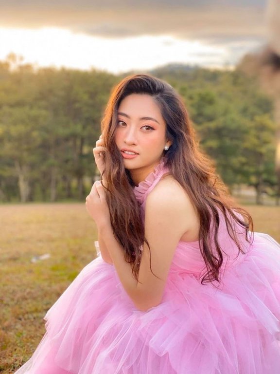 Lương Thùy Linh gặp trục trắc về visa nên sẽ đến London (Anh) tham dự Miss World chậm hơn so với dự kiến ban đầu. Hoa hậu 10x cho biết cô đã thông báo đến ban tổ chức Miss World 2019 và được chấp thuận đến muộn. 