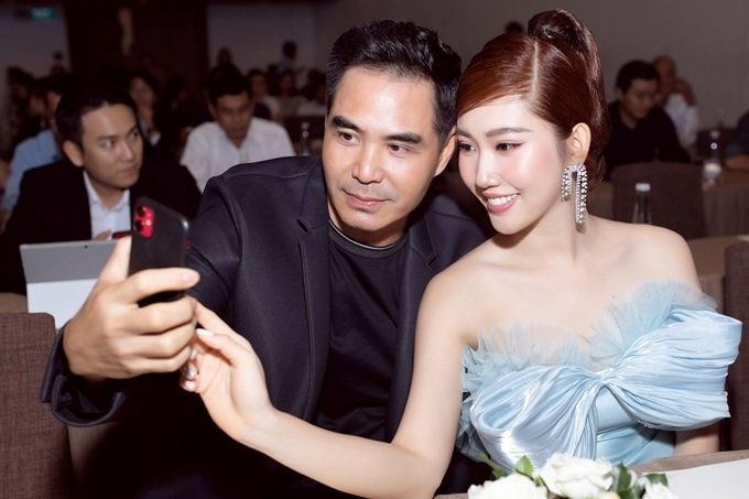 Thúy Ngân hội ngộ Trung Dũng trong sự kiện. Sau tin đồn phim giả tình thật, cả hai thoải mái thân thiết trước ống kính. 
