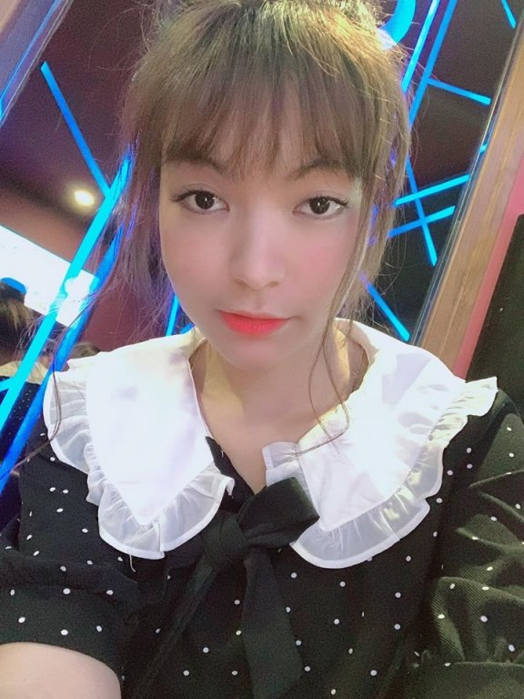 Được biết, Thảo Vy từng theo học ngành biểu diễn thời trang nhưng không lấn sân showbiz. Trên trang cá nhân, cô chia sẻ nhiều hình ảnh đời thường bên gia đình, bạn bè và người yêu. Thảo Vy được nhận xét sở hữu gương mặt bầu bĩnh, dễ thương. 