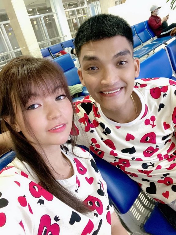 Mới đây, Thảo Vy đã có chia sẻ thú vị về cơ duyên gặp gỡ Mạc Văn Khoa. Cả hai gặp nhau hậu trường chương trình Cười xuyên Việt. Sau khi diễn xong, khán giả ở lại chụp ảnh cùng diễn viên và cô là người duy nhất chụp ảnh cùng Mạc Văn Khoa. Thời điểm này, cây hài 9x vẫn chưa nổi tiếng.Từ lần chụp ảnh chung, cả hai kết bạn Facebook và dần hiểu nhau.