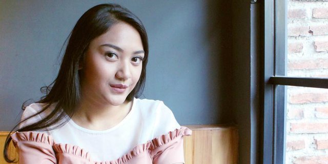 co-gai-23-tuoi-xinh-dep-trong-doi-co-van-tre-mang-cua-tong-thong-indonesia