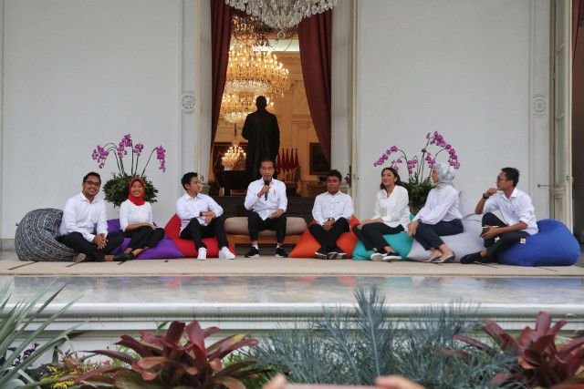 co-gai-23-tuoi-xinh-dep-trong-doi-co-van-tre-mang-cua-tong-thong-indonesia