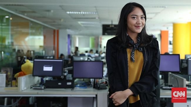 co-gai-23-tuoi-xinh-dep-trong-doi-co-van-tre-mang-cua-tong-thong-indonesia