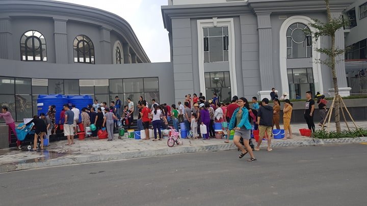 Hình ảnh người lớn trẻ nhỏ xếp hàng 