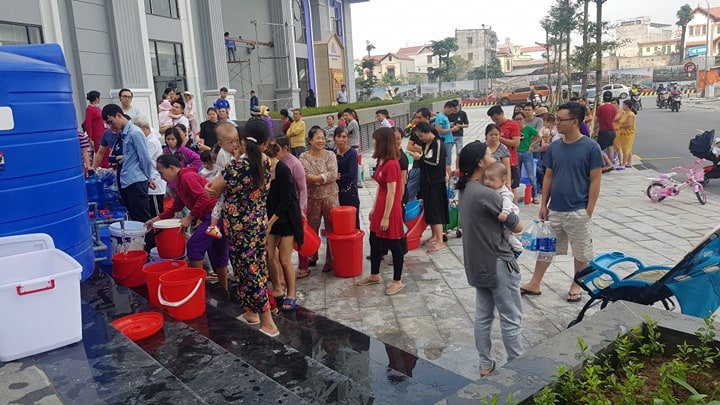 Dù là ngày nghỉ nhưng người dân không hề được nghỉ ngơi vì sự cố mất nước sinh hoạt.