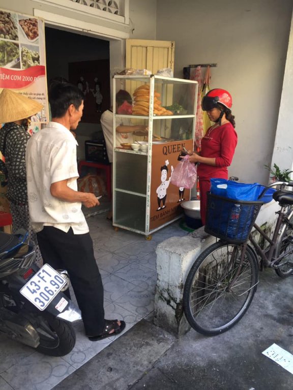 chang-trai-mo-coi-va-tu-banh-my-0-dong-giup-nguoi-ngheo