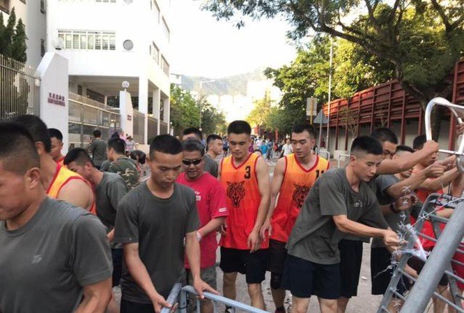 linh-dac-nhiem-don-dep-duong-pho-hong-kong-noi-it-hieu-nhieu