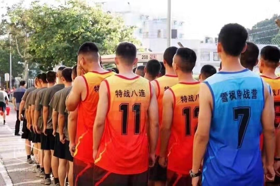 linh-dac-nhiem-don-dep-duong-pho-hong-kong-noi-it-hieu-nhieu