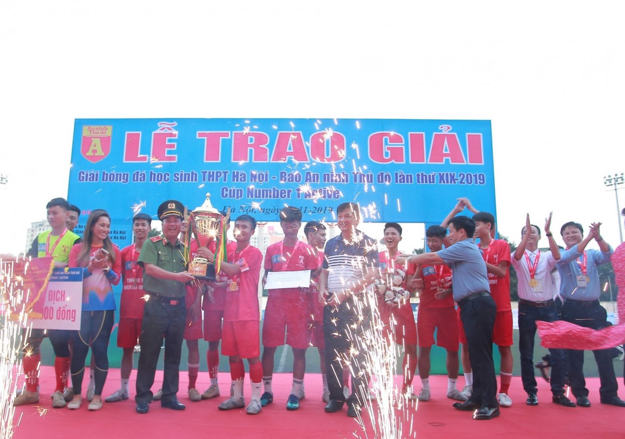 mua-giai-thanh-cong-ruc-ro-cua-giai-bong-da-hoc-sinh-ha-noi-tranh-cup-number-1-active
