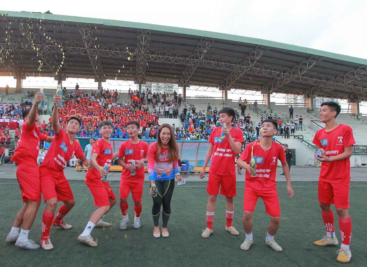 mua-giai-thanh-cong-ruc-ro-cua-giai-bong-da-hoc-sinh-ha-noi-tranh-cup-number-1-active