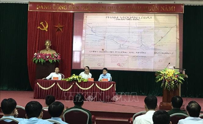 Quang cảnh cuộc đối thoại giữa Thanh tra Chính phủ với công dân xã Đồng Tâm chiều 25/11. (Ảnh: TTXVN).