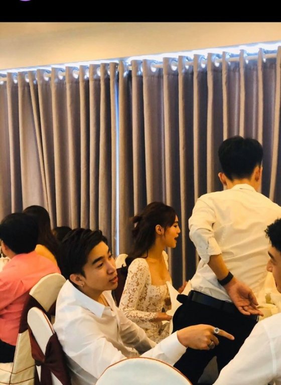 Chi Dân và Lan Ngọc cùng đi dự đám cưới bạn thân. 