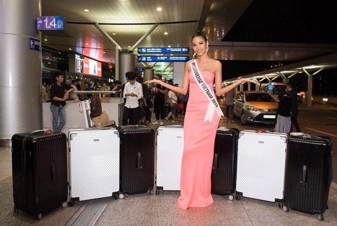 Hoàng Thùy mang theo 9 vali cùng 3 kiện hành lý lên đường đến Atlanta (Mỹ) thi Miss Universe 2019. Do bị quá cân, cô phải nộp thêm 2.000 USD (khoảng 47 triệu đồng).