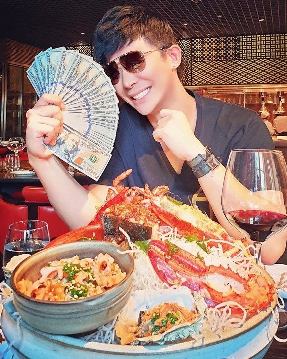 Nathan Lee khoe tiền trước đồ ăn 