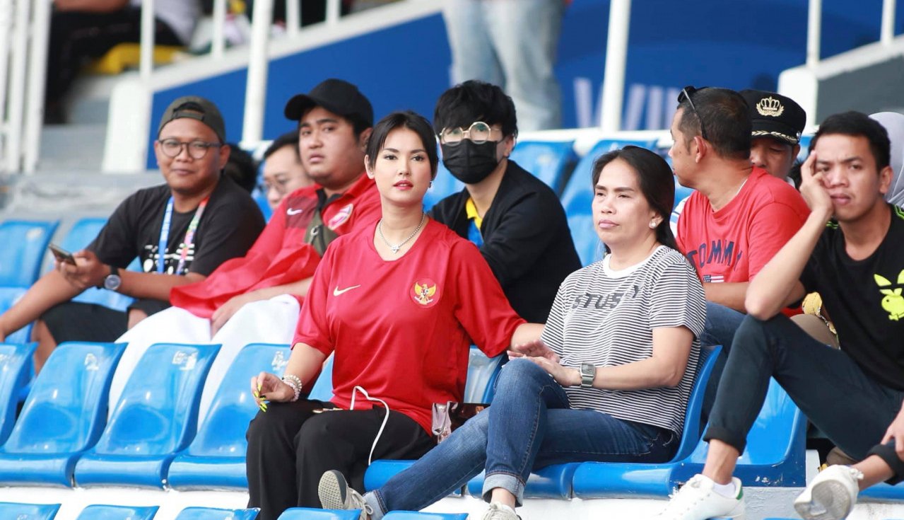 thanh-nu-maria-ozawa-bat-ngo-xuat-hien-tren-khan-dai-tran-u22-thai-lan-vs-u22-indonesia-tai-sea-games-30