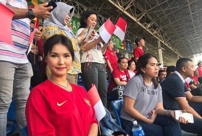 thanh-nu-maria-ozawa-bat-ngo-xuat-hien-tren-khan-dai-tran-u22-thai-lan-vs-u22-indonesia-tai-sea-games-30