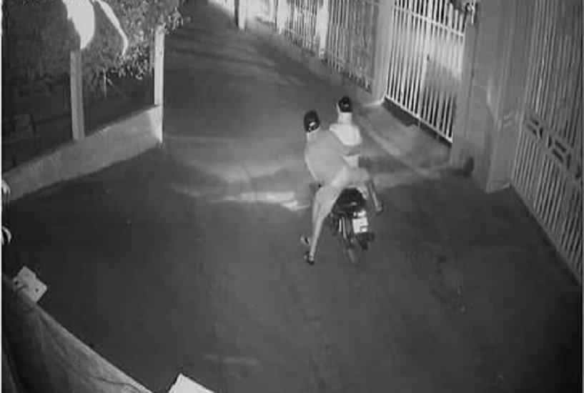 hai-nguoi-bit-mat-lien-tuc-tat-son-mam-tom-vao-nha-hang-o-quang-nam