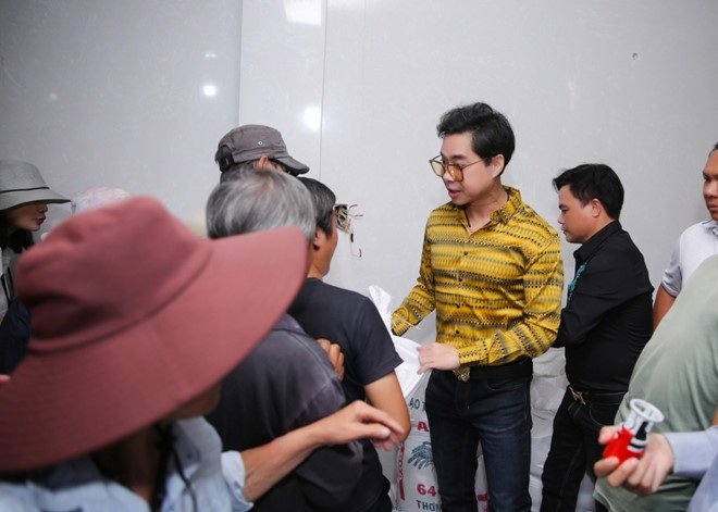 hang-tram-nguoi-chen-lan-nhan-tien-va-gao-cua-ngoc-son