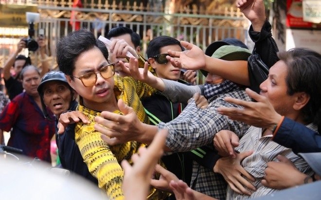Dòng người xô đẩy khi Ngọc Sơn phát tiền. 