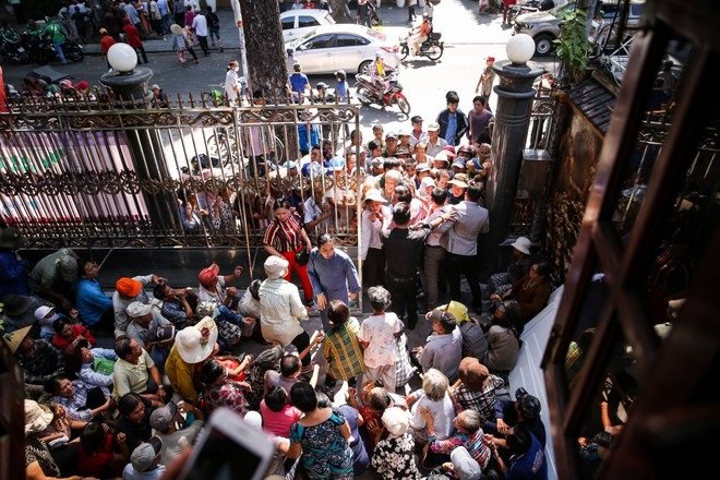 Khung cảnh hỗn loạn khi Ngọc Sơn phát gạo, tặng tiền cho bà con nghèo khó dịp sinh nhật. 
