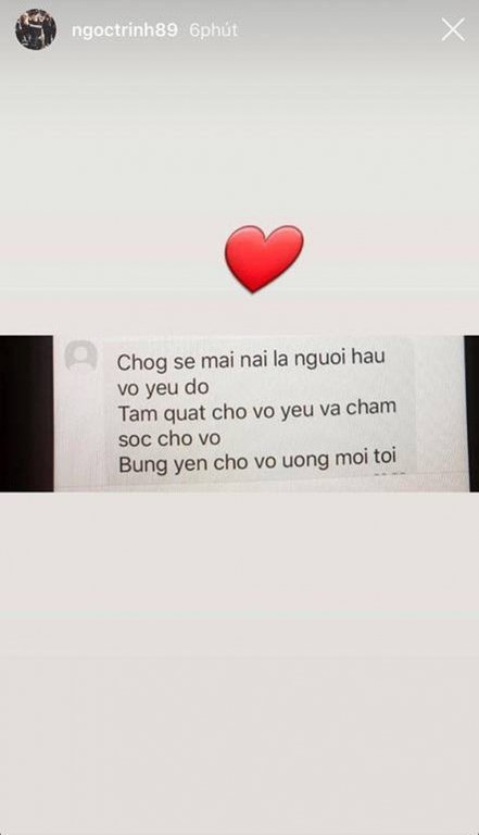Chân dài khoe tin nhắn do bạn trai gửi. 