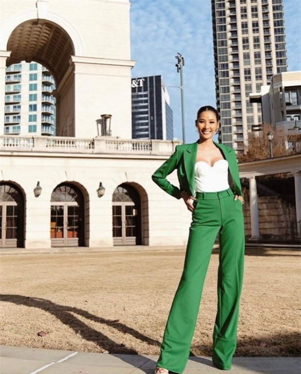 Hoàng Thùy rạng rỡ trong ngày đầu đặt chân tới Mỹ tham dự Miss Universe 2019.