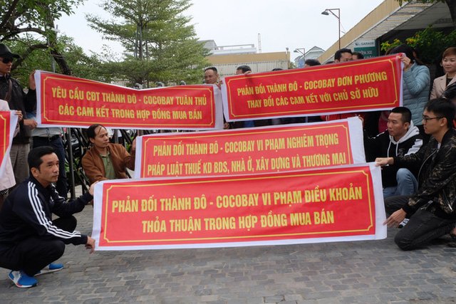 Nhiều khách hàng đã đến trụ sở của Thành Đô (Empire Group) để phản đối. (Ảnh: FB).
