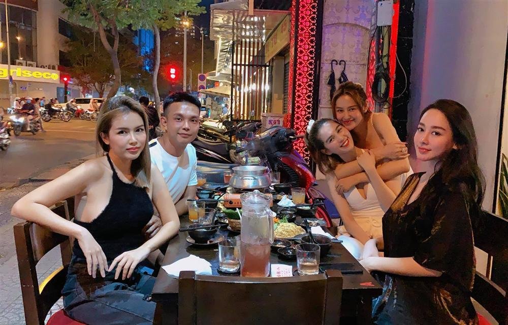 ngoc-trinh-chia-tay-ban-trai-dai-gia-hon-tuoi-quay-lai-doi-doc-than-vui-tinh-nha