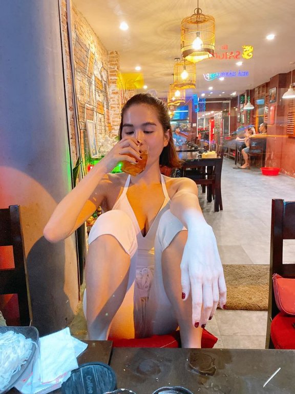 ngoc-trinh-chia-tay-ban-trai-dai-gia-hon-tuoi-quay-lai-doi-doc-than-vui-tinh-nha