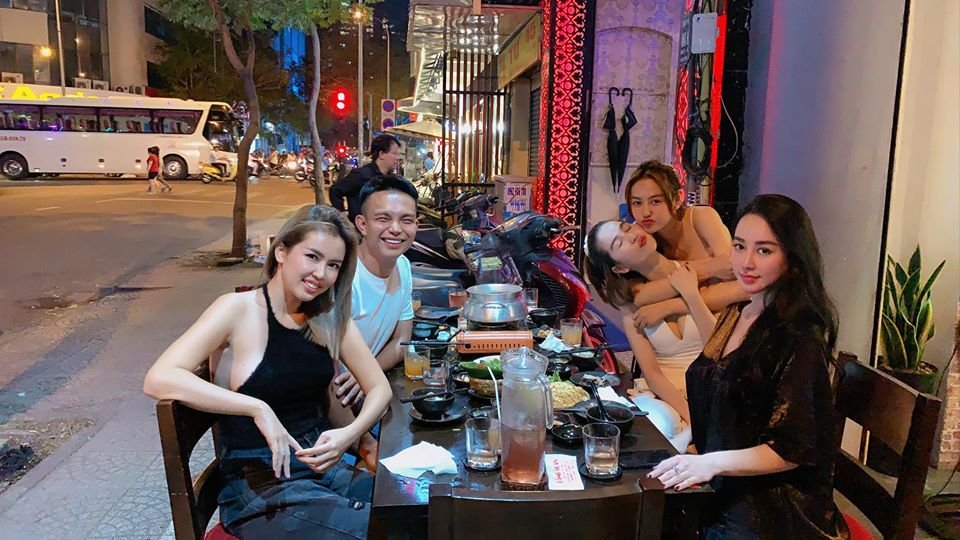 ngoc-trinh-chia-tay-ban-trai-dai-gia-hon-tuoi-quay-lai-doi-doc-than-vui-tinh-nha