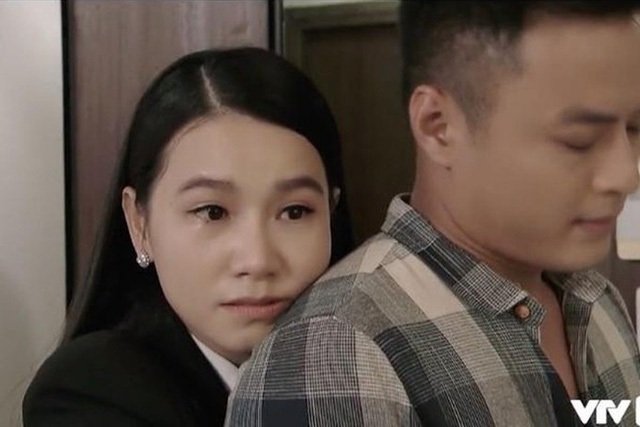 nu-giang-vien-bi-chui-boi-tham-te-vi-vai-dien-tro-tren-trong-hoa-hong-tren-nguc-trai