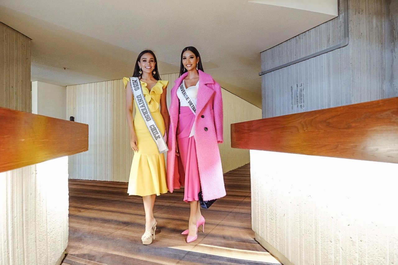 Hoàng Thùy liên tục chia sẻ hình ảnh tham dự Miss Universe 2019 tới fan hâm mộ. 