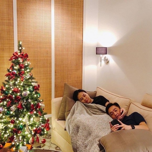 Khoảnh khắc hạnh phúc bình yên của Cường Đô la và vợ. Cả hai đã trang trí sớm cây thông Noel. 