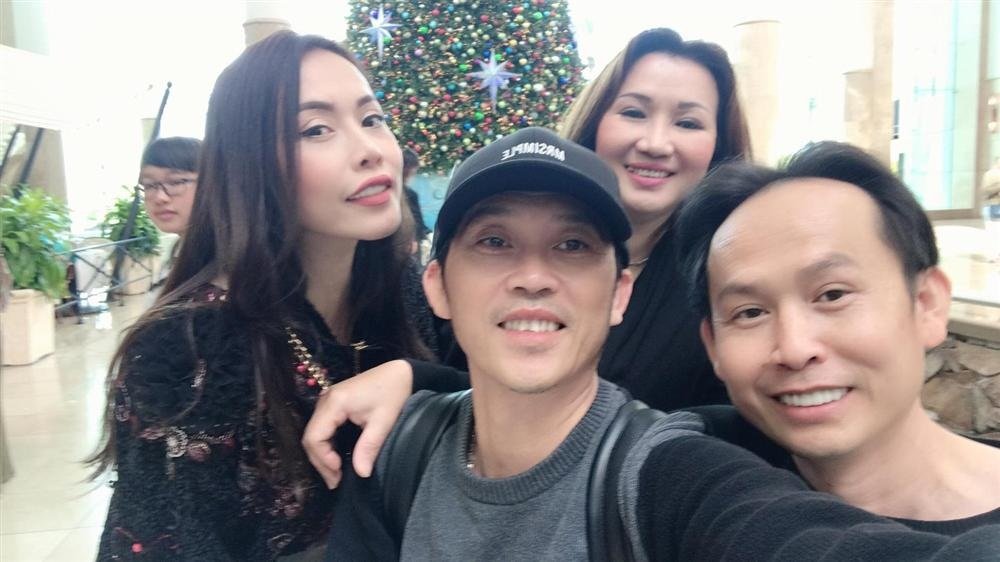Hoài Linh quây quần bên gia đình tại Mỹ.