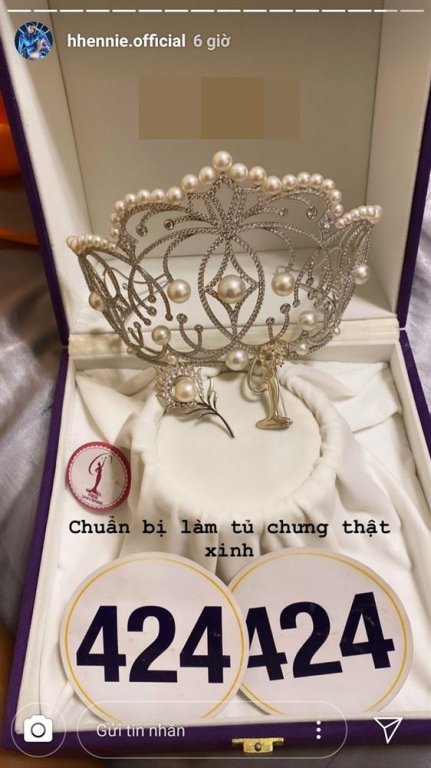 H'Hen Niê chia sẻ vẫn lưu giữ những kỷ vật từ cuộc thi Hoa hậu Hoàn vũ Việt Nam 2017 như số báo danh 424, huy hiệu và một mảnh đuôi phượng hoàng Mikimoto. 
