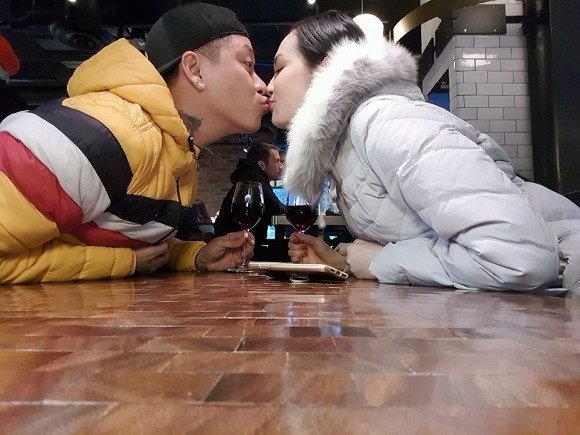 Vợ chồng Tuấn Hưng vẫn tình cảm ngọt ngào như thuở mới yêu. Nam ca sĩ viết: 