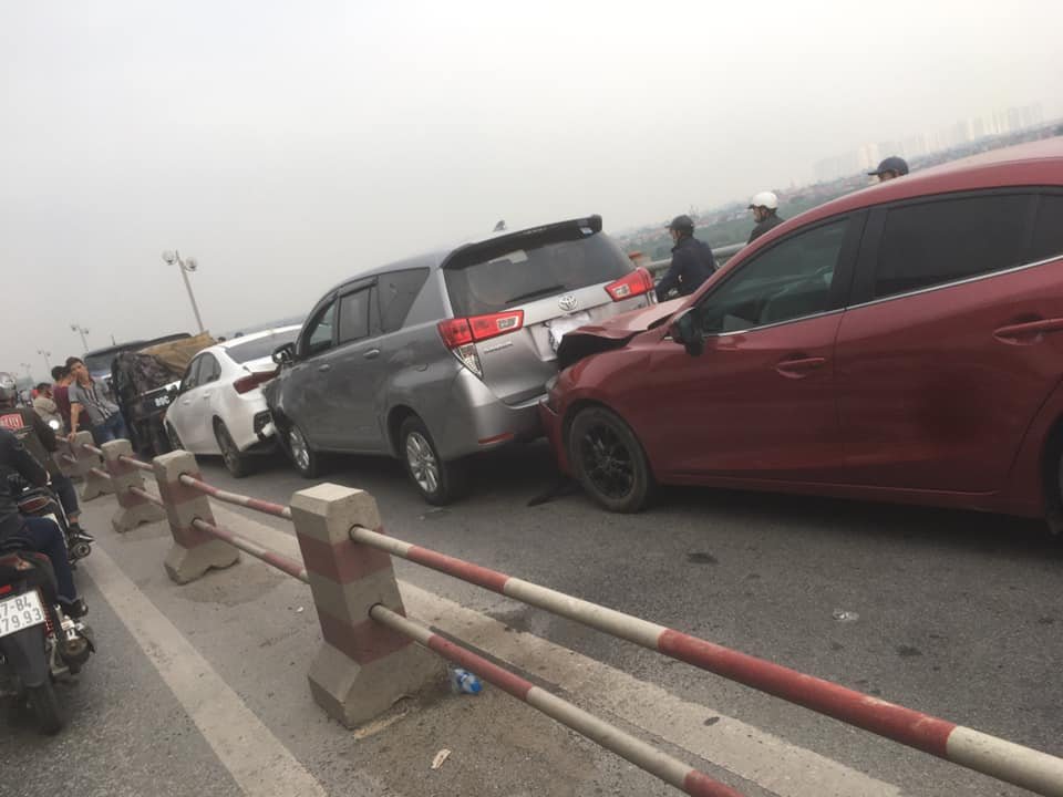 Những chiếc xe nối đuôi nhau va chạm. (Ảnh: FB).