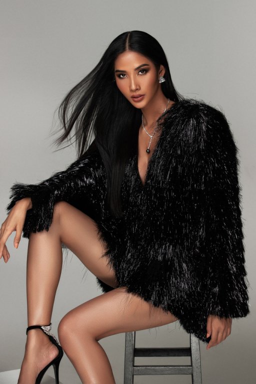 a-hau-hoang-thuy-tung-bo-anh-boc-lua-truoc-them-tham-du-hoa-hau-hoan-vu-2019
