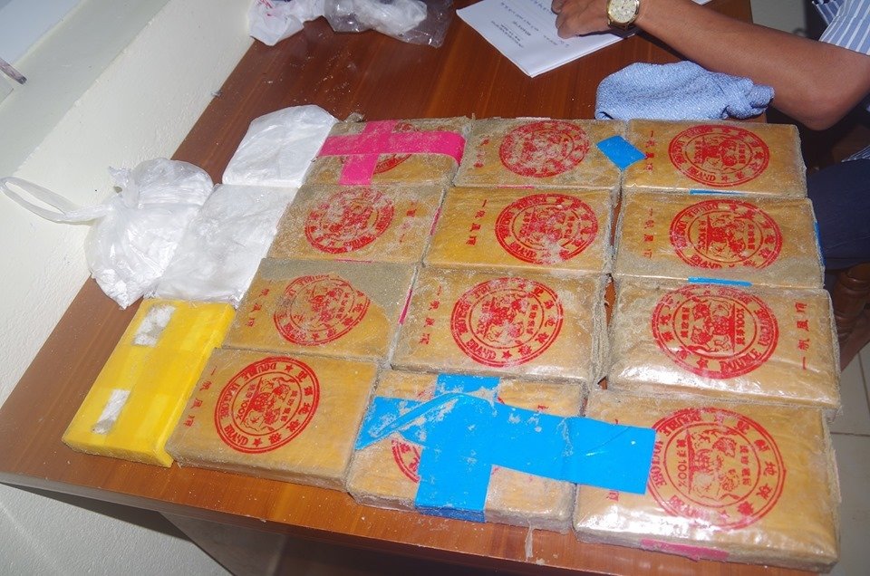 quang-nam-van-dong-nguoi-dan-giao-nop-heroin-troi-dat-vao-bai-bien
