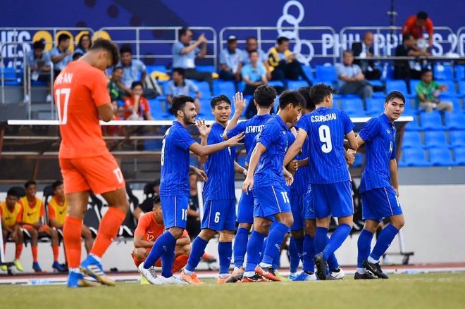 u22-thai-lan-tam-vuon-len-ngoi-nhi-bang-b-sau-chien-thang-3-0-truoc-u22-singapore