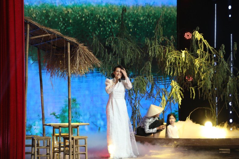 phi-nhung-bat-khoc-nuc-no-khi-ke-ve-cuoc-song-mo-coi-cha-me