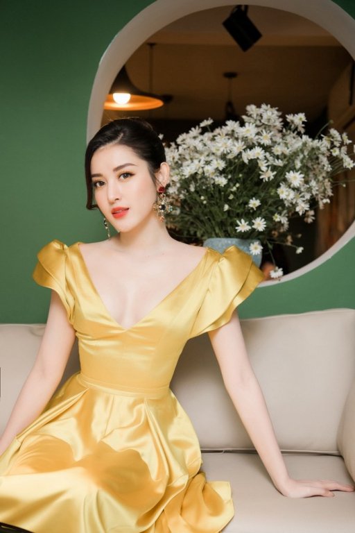 Á hậu Huyền My diện váy xẻ sâu khoe vẻ quyến rũ khi tham dự sự kiện. 