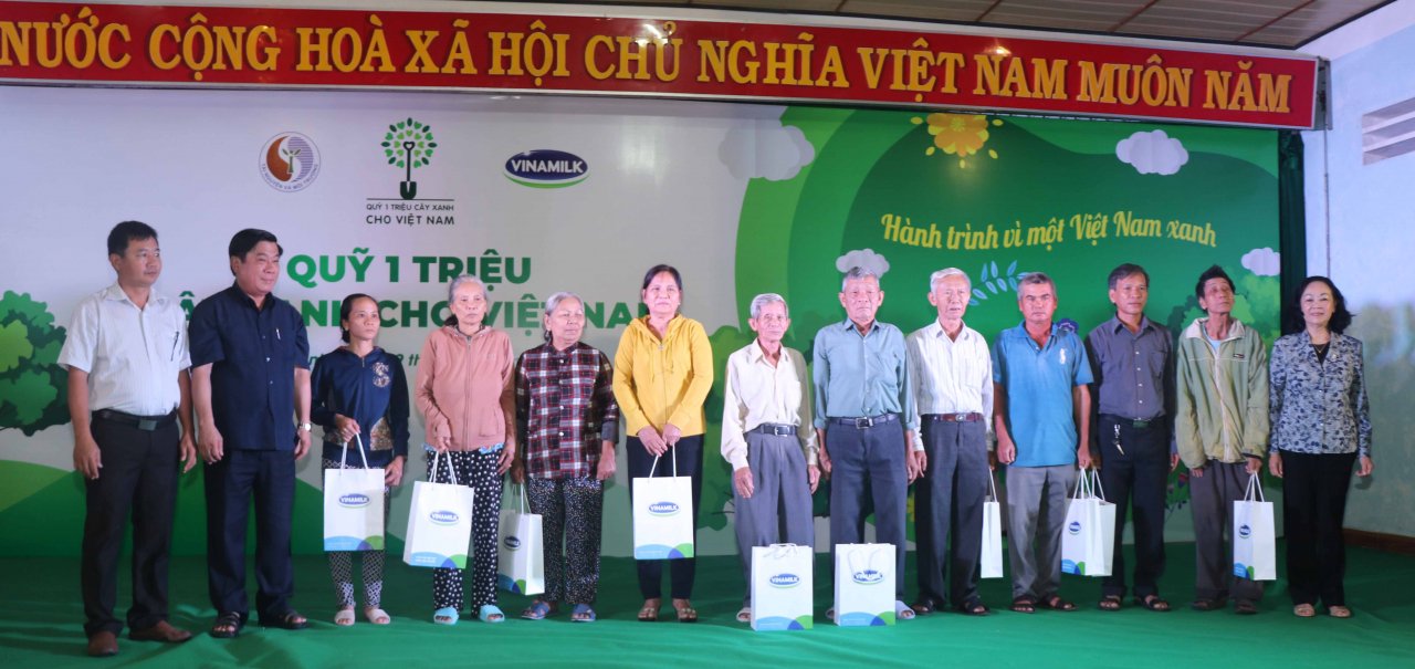 vinamilk-trong-110000-cay-xanh-gop-phan-phu-xanh-binh-dinh