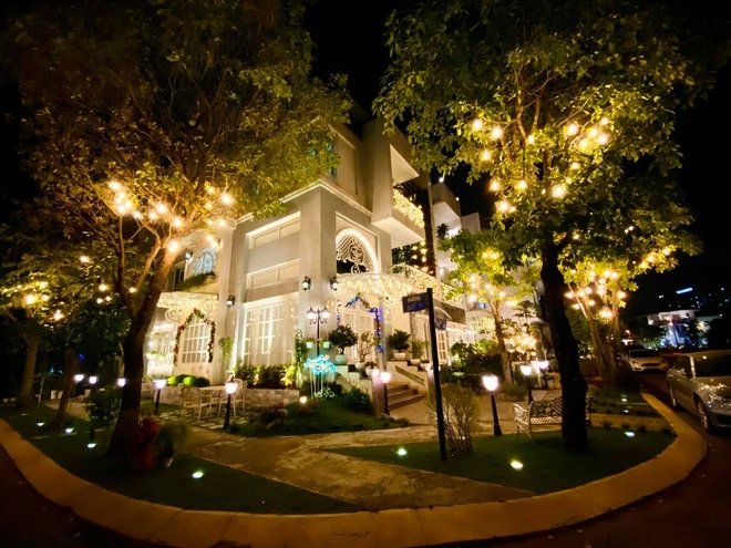 Biệt thự mới của vợ chồng Thúy Hạnh - Minh Khang được trang hoàng rực rỡ, lung linh đón Giáng sinh. Biệt thự này nằm ở quận 9, TP.HCM với diện tích gần 200 m2. 