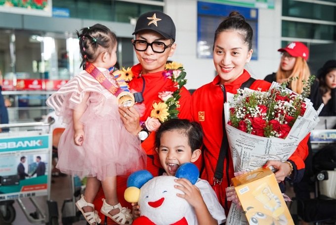 Các con ra đón Phan Hiển - Khánh Thi về nước sau khi giành được HCV ở nội dung Latin Jive cùng hai tấm HC bạc nội dung Latin Samba và 5 điệu Latin tại SEA Games 30.