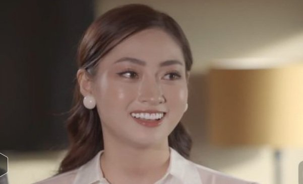 Trong phần thi giới thiệu về bản thân và dự án từ thiện tại Miss World 2019, Lương Thuỳ Linh trả lời đầy thu hút bằng tiếng Anh khiến đương kim Hoa hậu Thế giới phải thốt lên: 'Hoàn hảo'.