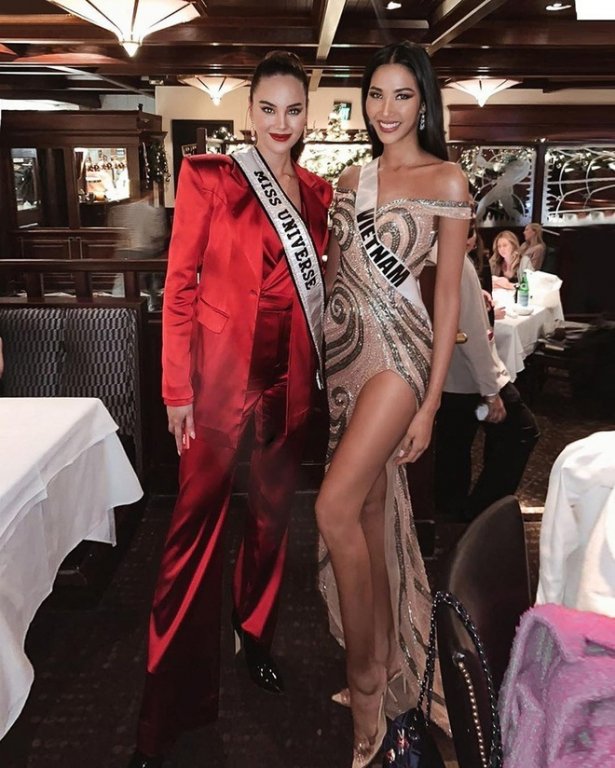 Hoàng Thùy đọ sắc bên Hoa hậu Hoàn vũ Catriona Gray tại Miss Universe 2019. Đại diện Việt Nam viết: