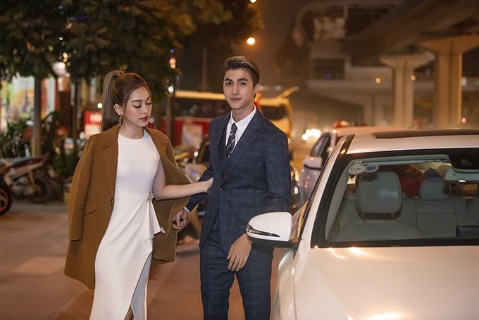 Bình Anh lái xế hộp đưa bạn gái Phương Nga đi dự sự kiện.